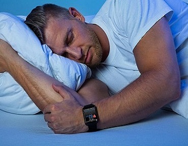 در دست داشتن ساعت هوشمند در هنگام خواب